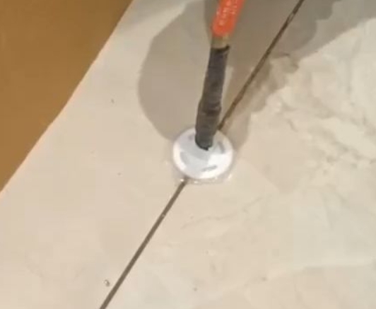 定南瓷砖空鼓维修公司专业解答瓷砖在铺贴过程中，如果没有涂抹均匀到位的粘结材料（如水泥砂浆或瓷砖胶），可能会导致以下问题