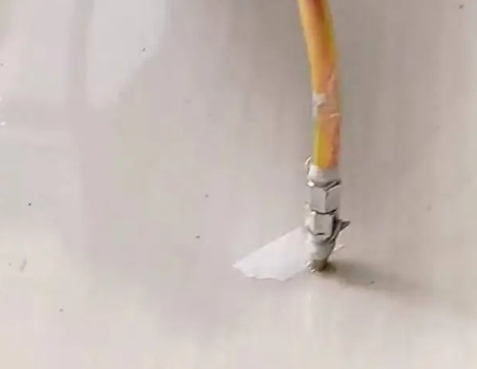 定南瓷砖空鼓维修公司专业解答在瓷砖铺贴过程中，如果使用的砂料过粗（如全部使用了粗砂），可能会导致以下问题